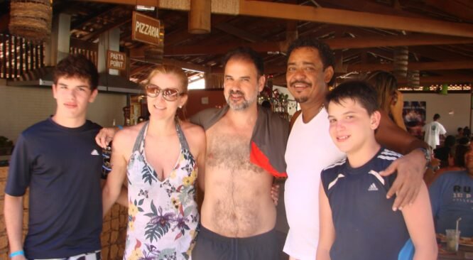 Após o show, banda É o Tchan permanece no La Torre