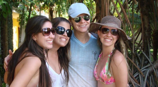 Michel Teló chega ao La Torre e é recepcionado por fãs