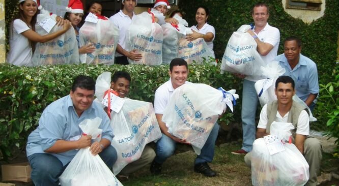 La Torre Resort distribui cestas de Natal a seus colaboradores