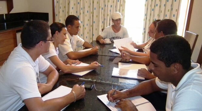 Colaboradores do La Torre Resort fazem curso intensivo de inglês preparatório para a Copa