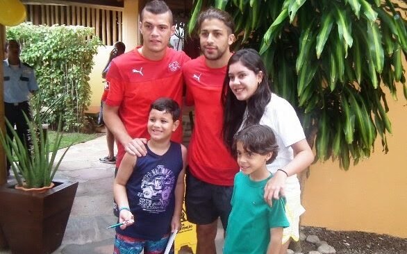 Hóspedes do La Torre Resort torcem pela Suíça e jogadores retribuem carinho