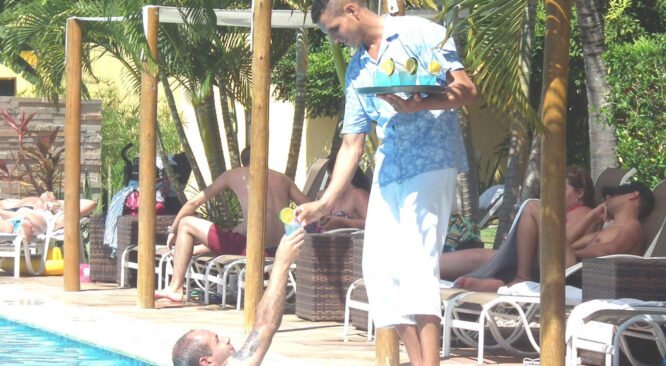 La Torre Resort inaugura Guest Service e serviço de garçons em volta da piscina