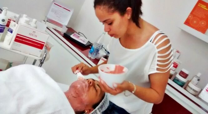 Adcos capacita colaboradoras do Spa La Torre